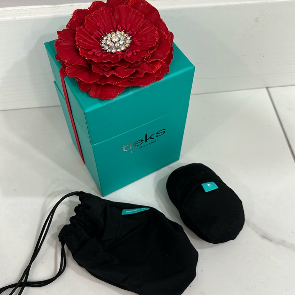 Tieks box with red flower, shoe bag and packable tote